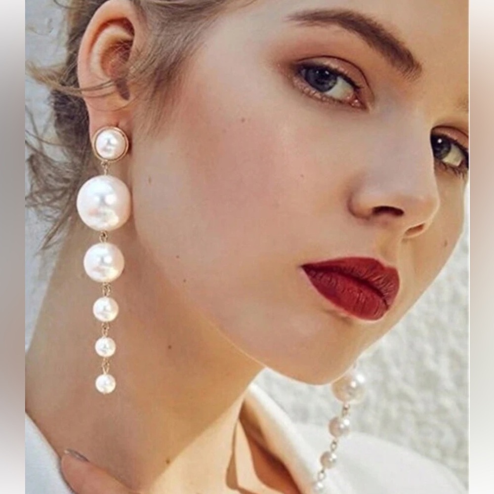 Elegant classic dangle earrings with pearls statement piece